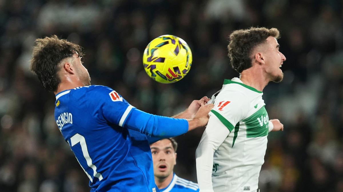 frenatona real bellingham strappa il pari con l elche nel finale ma il bar231a ora a 232 a 1