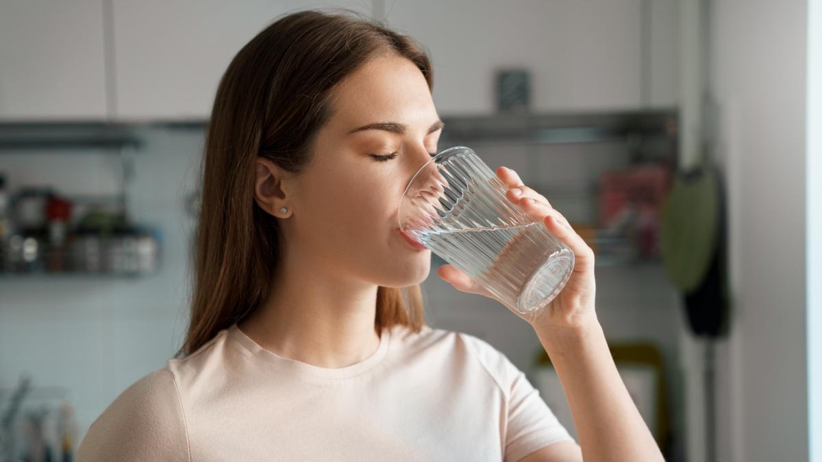 Bere acqua appena svegli fa bene o male? Benefici, falsi miti e consigli della nutrizionista