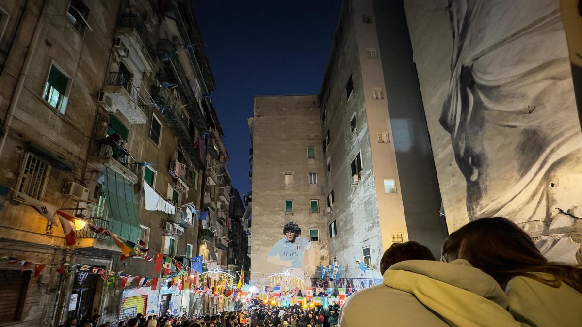 Cinque anni senza Re Diego: il pellegrinaggio dei tifosi del Boca al murale di Maradona a Napoli