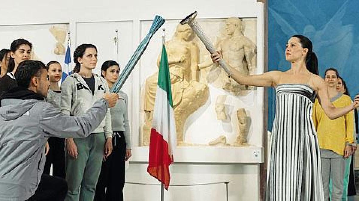 Milano Cortina, atto primo: ad Atene si accende la fiaccola. Ma al coperto e senza pubblico