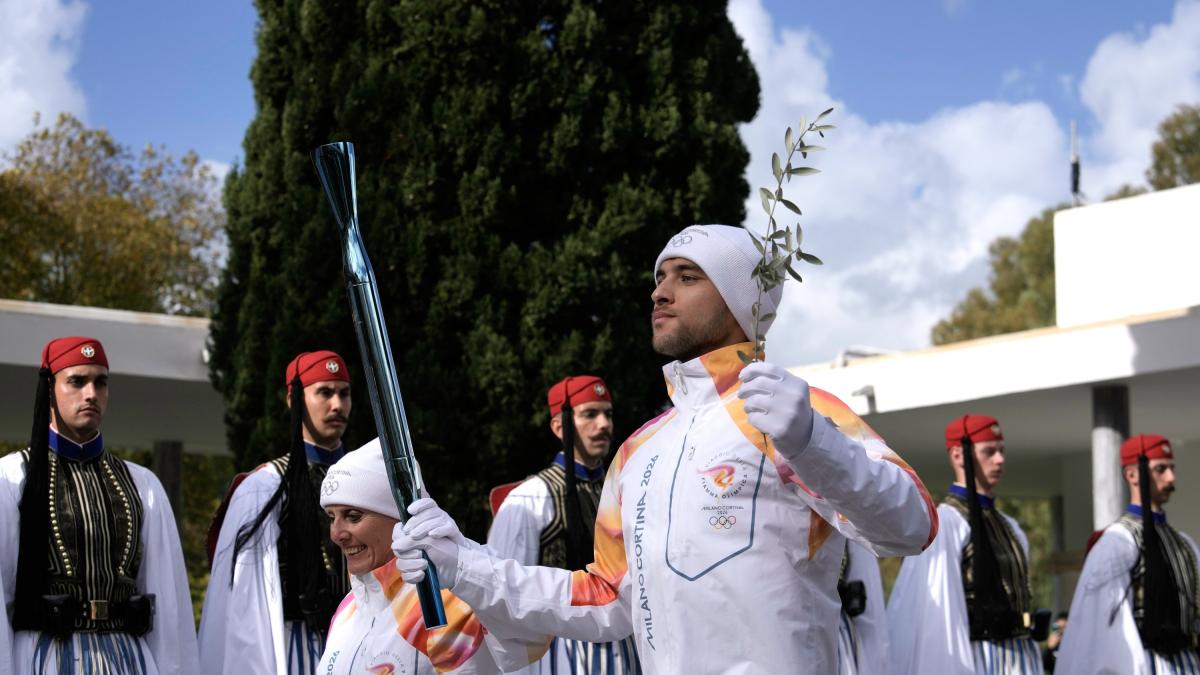 Milano-Cortina: accesa la Fiamma Olimpica. Primi tedofori Gaidatzis, Stefania Belmondo e Armin Zoeggeler