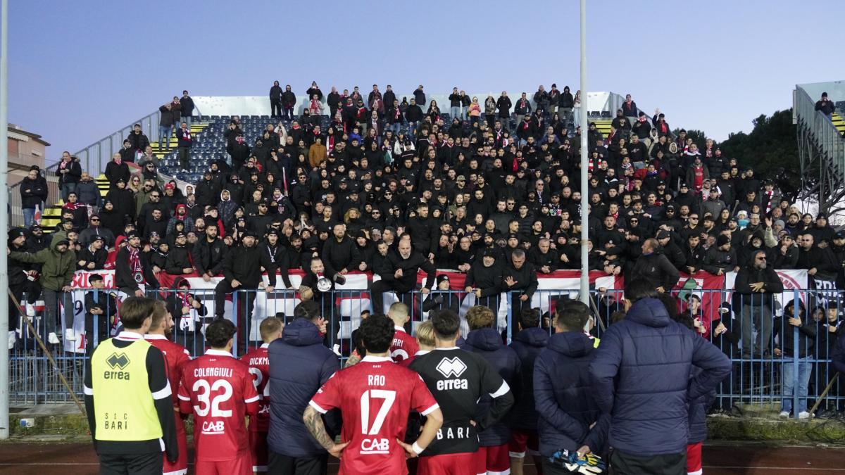 Bari, i tifosi contestano la squadra sull
