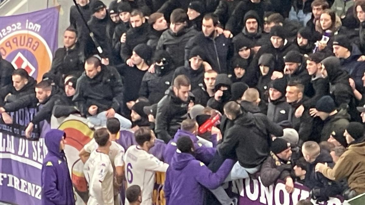 Fiorentina ultima a rapporto sotto la curva. E Dzeko parla al megafono