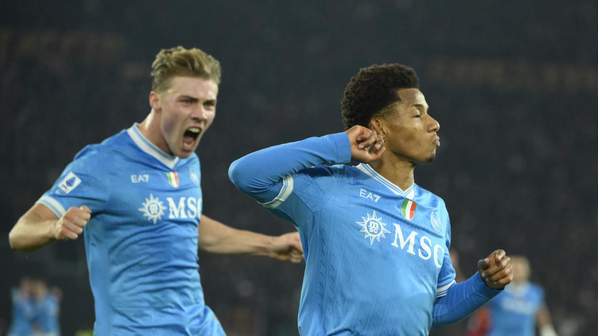 Neres segna ancora e fa volare il Napoli: Roma battuta, Conte aggancia il Milan in testa