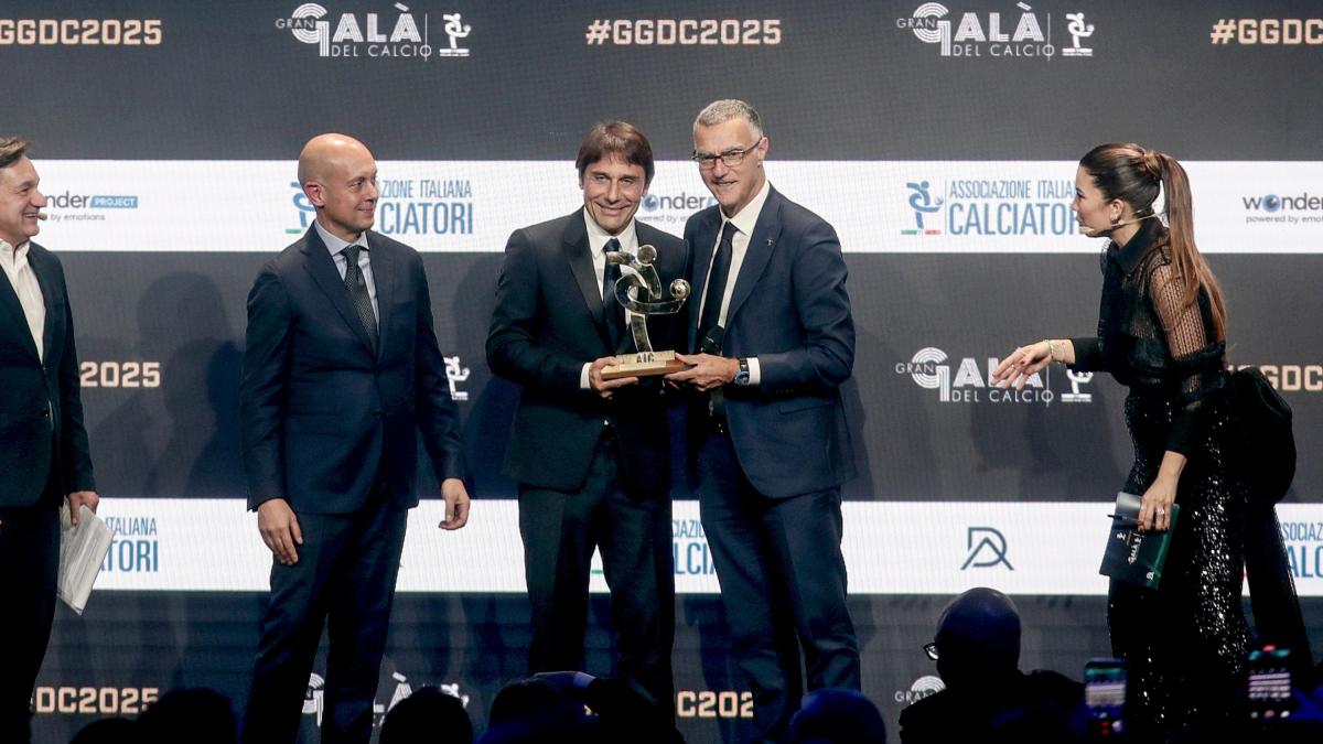 Conte, McTominay, Deiola e poi... tutti i premiati al Galà del calcio