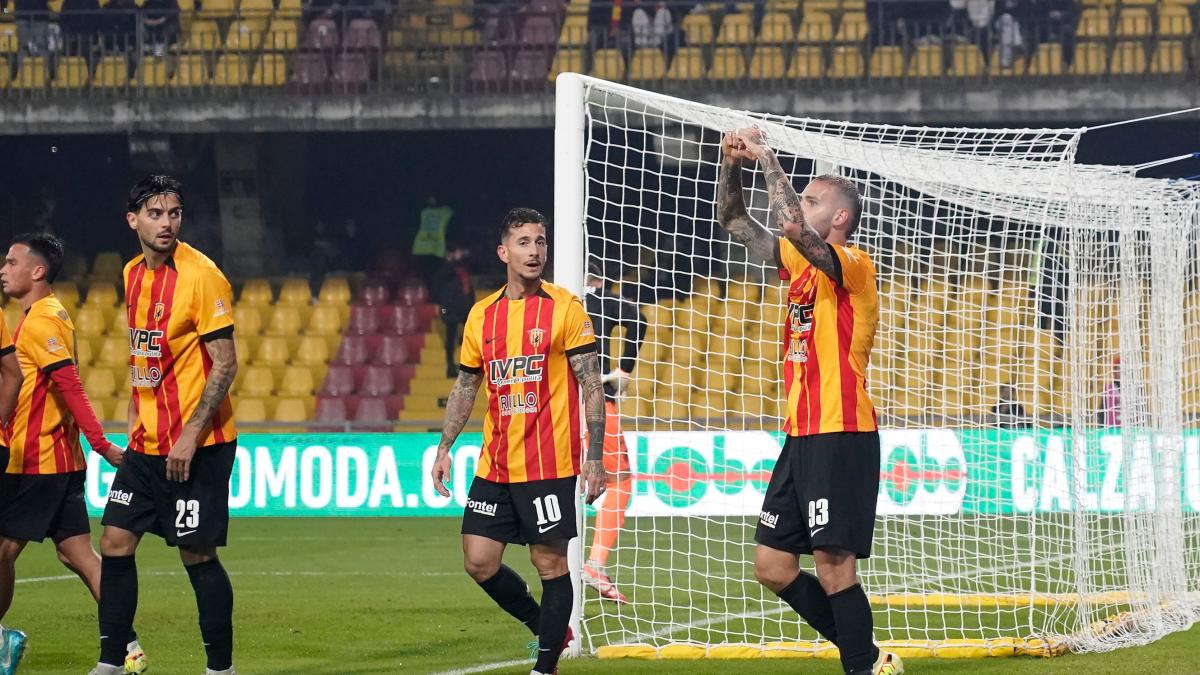 Benevento travolgente: 5 gol alla Salernitana e sorpasso al 2° posto. Brescia, pari al 92