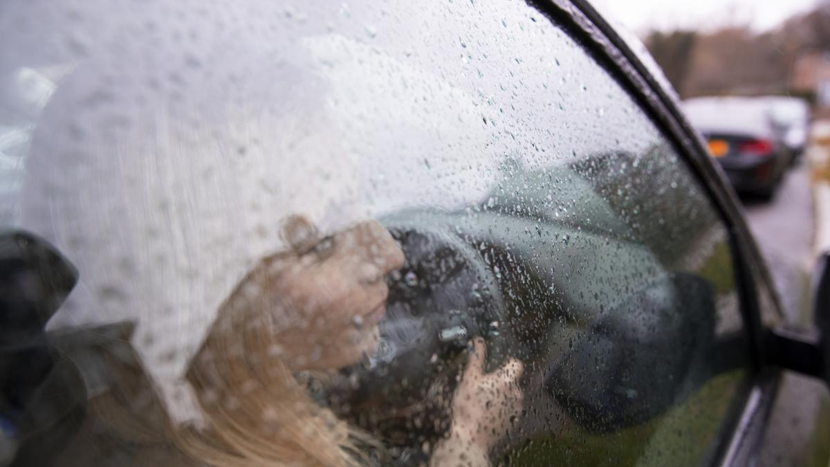 Vetri appannati in auto: perché succede e cosa fare per contrastare il fenomeno