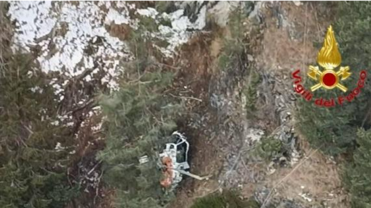 Valtellina, elicottero urta una roccia e precipita: illese le tre persone a bordo