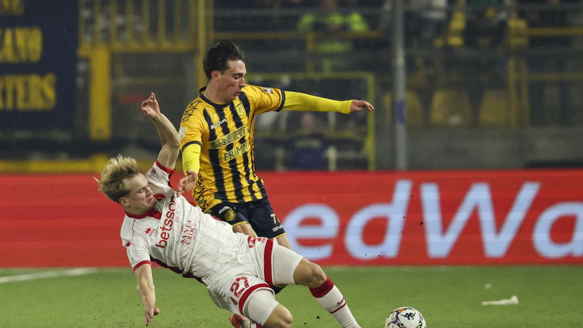 Pali e gol annullati, la Juve Stabia non sfonda il muro del Bari. Primo punto per Vivarini