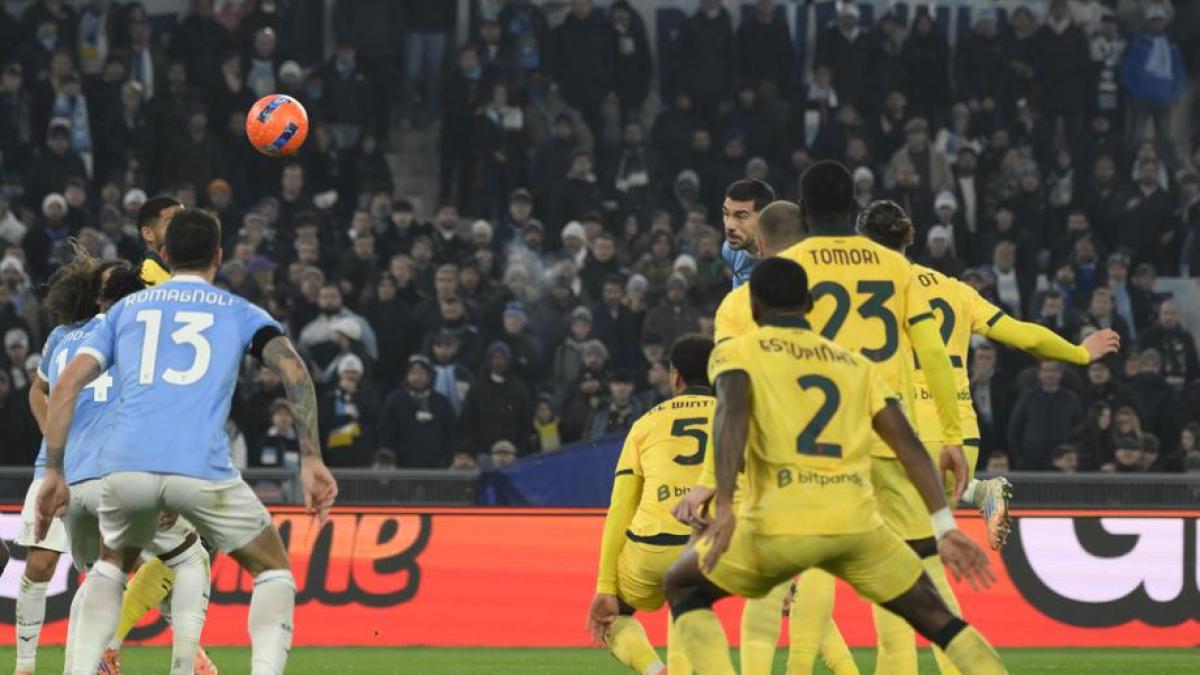 Proteste Milan per il calcio d’angolo del gol di Zaccagni. Ecco cos’è successo