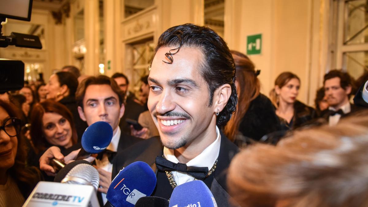 Prima della Scala 2025, i look dei vip: da Mahmood, a Favino, prevale il nero