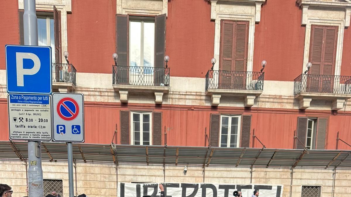 I tifosi del Bari in piazza "contro la multiproprietà". Il sindaco: "Incontrerò i De Laurentiis"