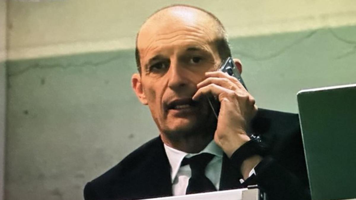 Sul 2-0 Allegri (squalificato) si mette subito al telefono. E Rabiot fa 2-1