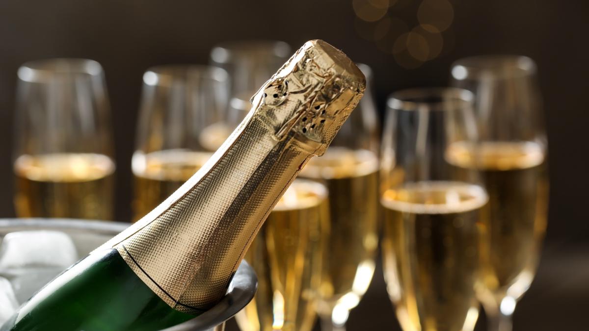 Bollicine a Natale: i vini più leggeri e quanto si può bere durante le feste