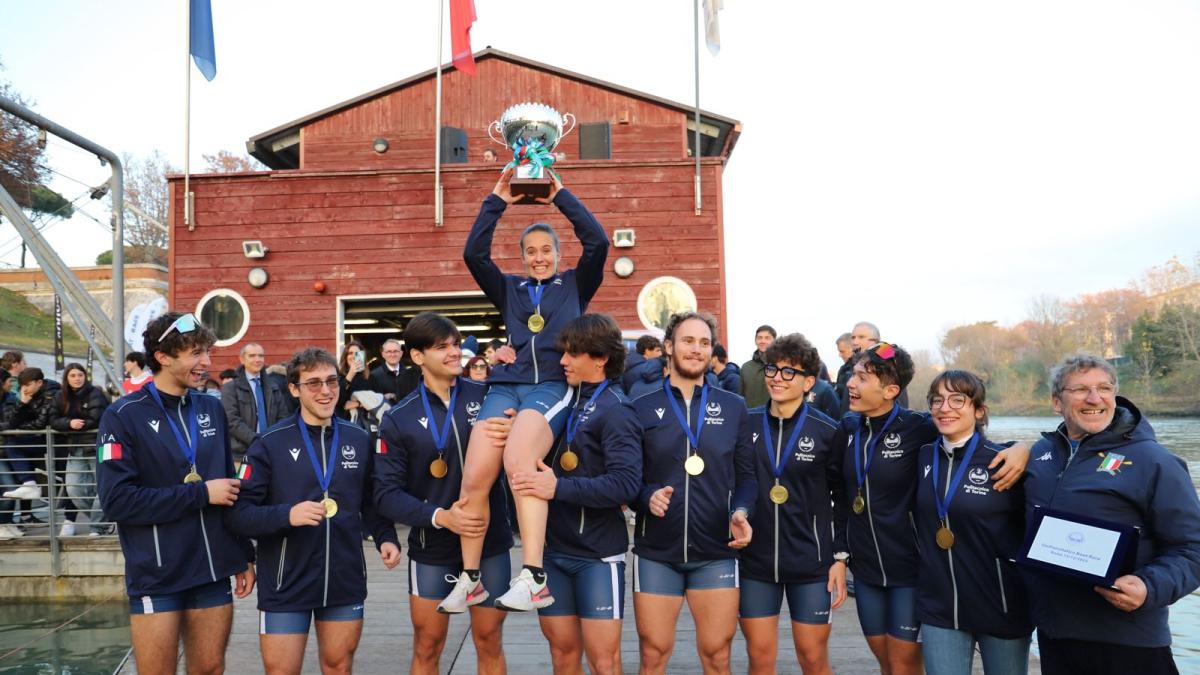 L'equipaggio del Politecnico di Torino vince la Boat Race 2025 sul Tevere