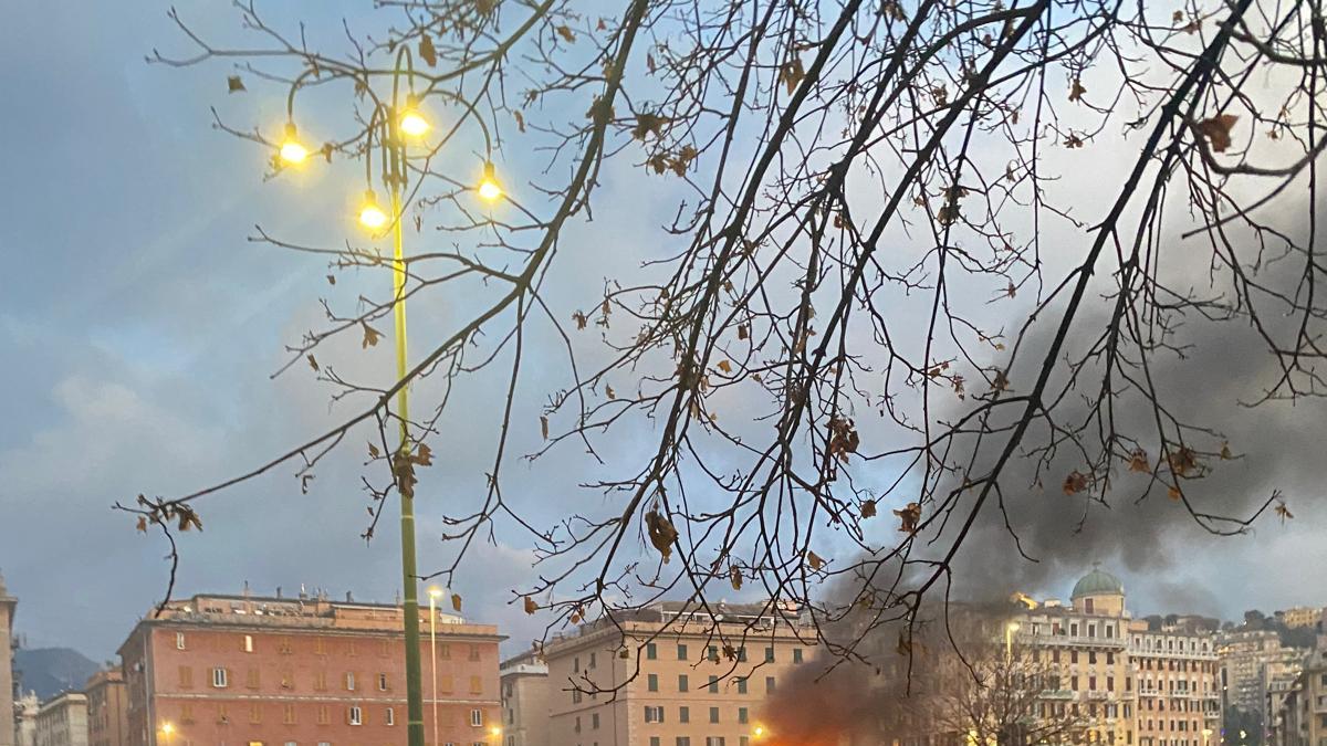 Genoa-Inter, tafferugli e un'auto in fiamme: blocco del traffico per separare gli ultras
