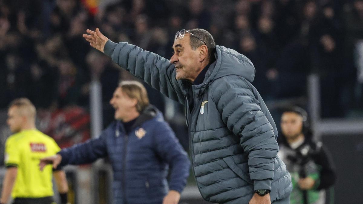 Sarri duro: "Lazio, primo tempo scadente. Sull'arbitro no comment. Segnali dal mercato? Sì, di fumo"