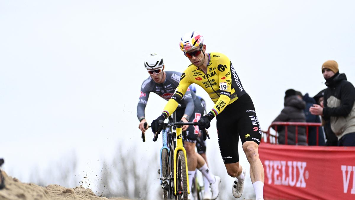 Cassani: "Van der Poel contro Van Aert, una sfida che dura da 13 anni. Con una differenza..."