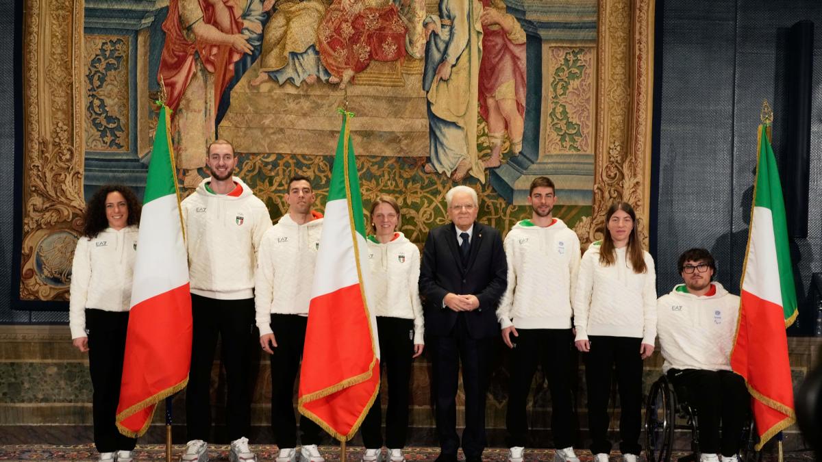 Mattarella consegna il tricolore ai portabandiera: "L'Italia con voi. Felice di vedere Brignone pronta"