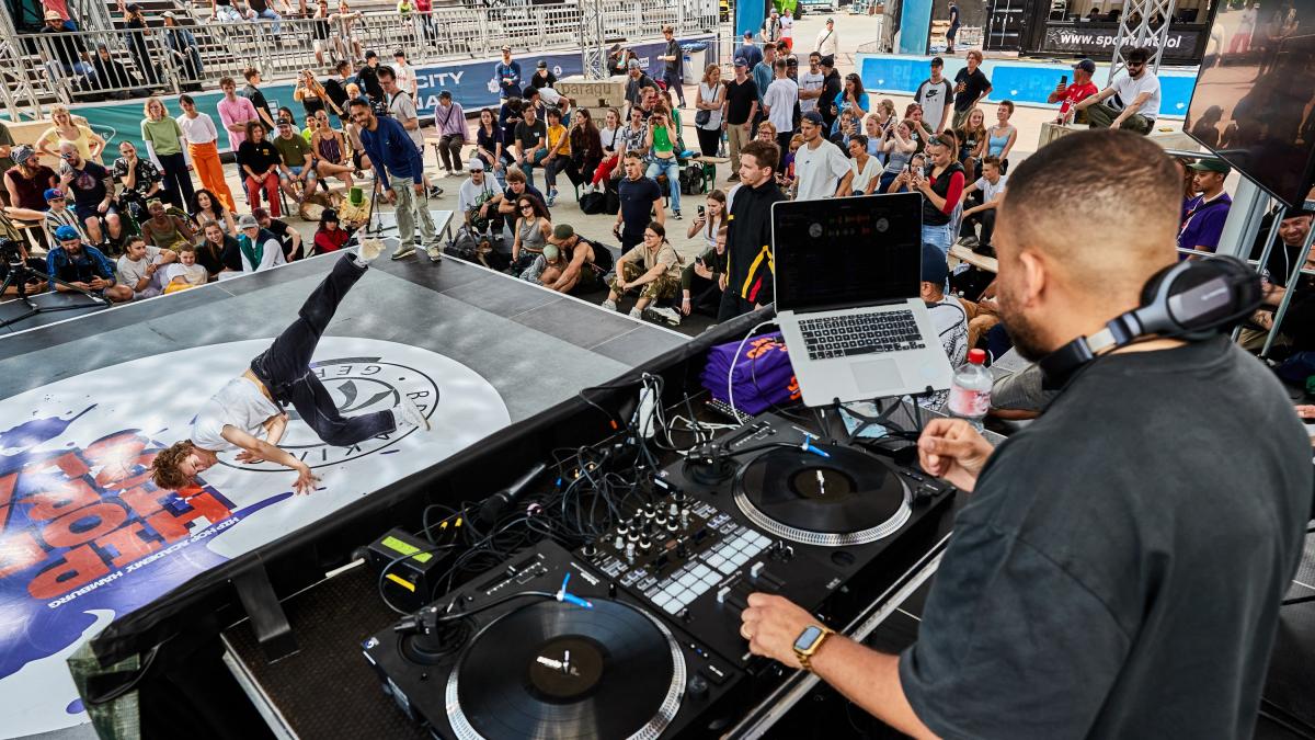 Viaggio nella break dance, dove il dj conta quanto l'atleta. A volte anche di più