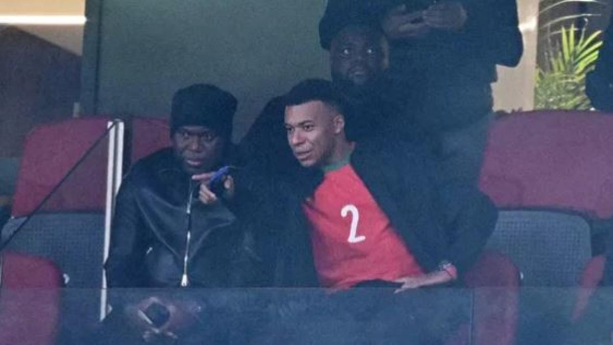 Marocco-Mali, ma guarda chi c'è! In tribuna spunta Mbappé con la maglia di Hakimi