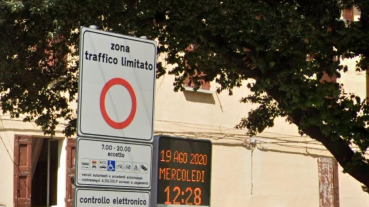 Bologna, stop alle auto ibride dei non residenti nella Ztl: cosa cambia dal 1° gennaio 2026