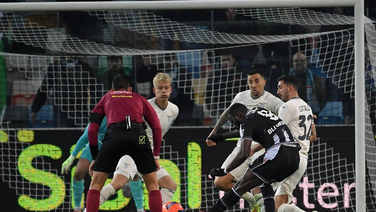 Davis e il tocco di mano, la moviola. Rabbia Lazio: "Errori ripetuti a nostro sfavore, vogliamo rispetto"