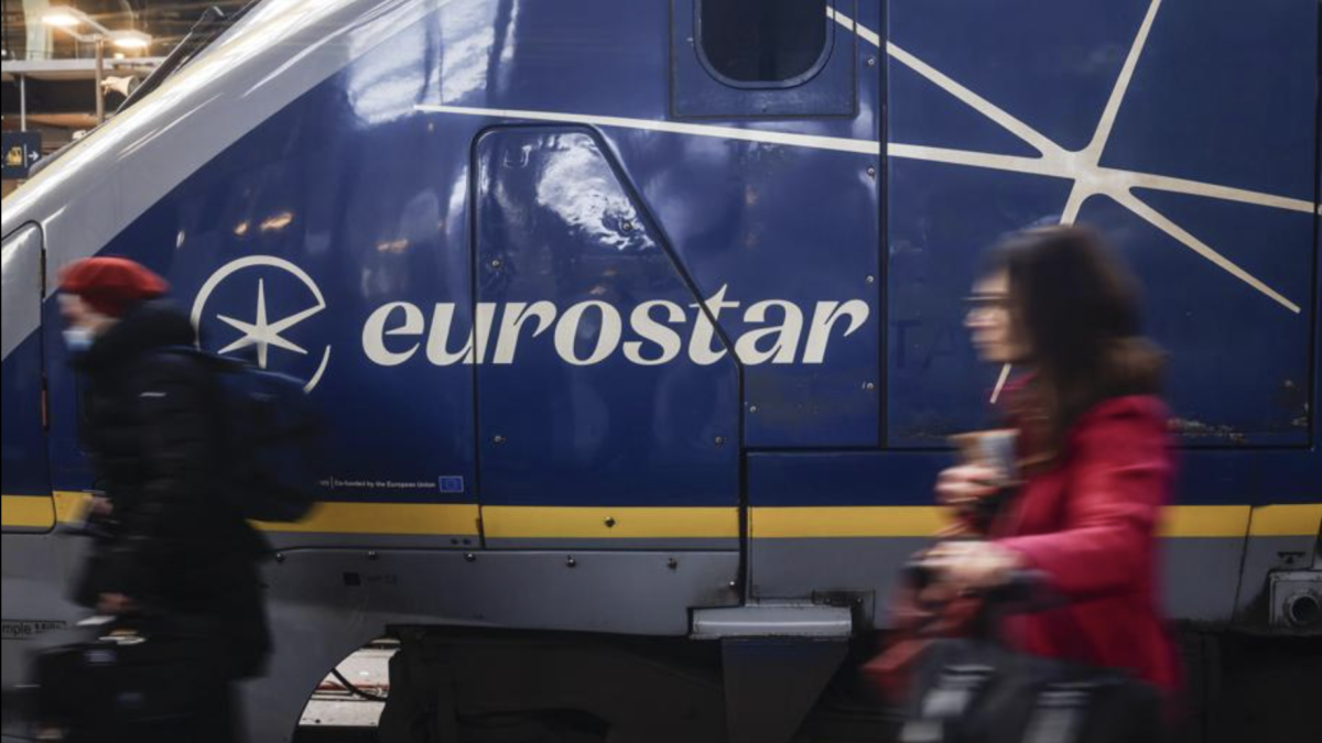 Eurostar, problemi alla rete elettrica nel tunnel della Manica: treni sospesi tra Londra e il continente