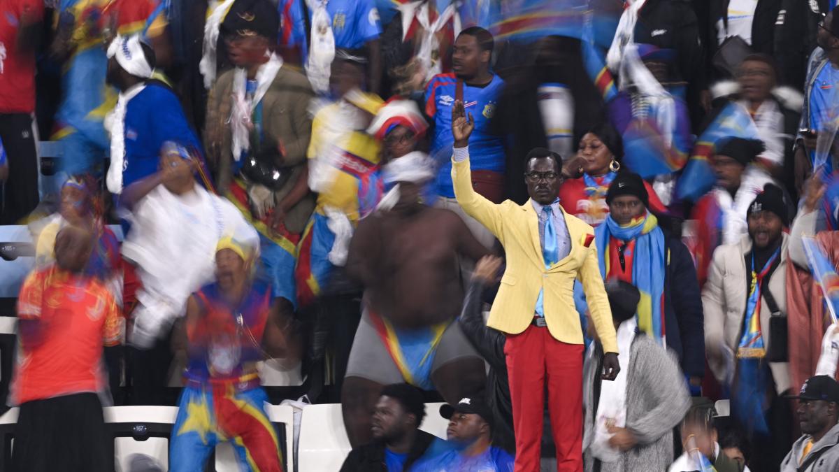 Lumumba, la "statua vivente" della Repubblica Democratica del Congo: immobile per 90' sugli spalti