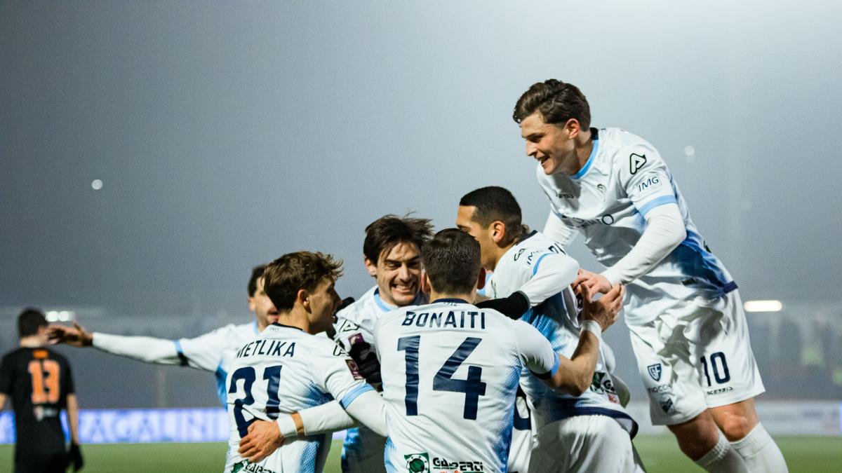 Lecco, solo pari a Ospitaletto. Impresa Arezzo: vince in 10 a Forlì e torna in testa al girone B