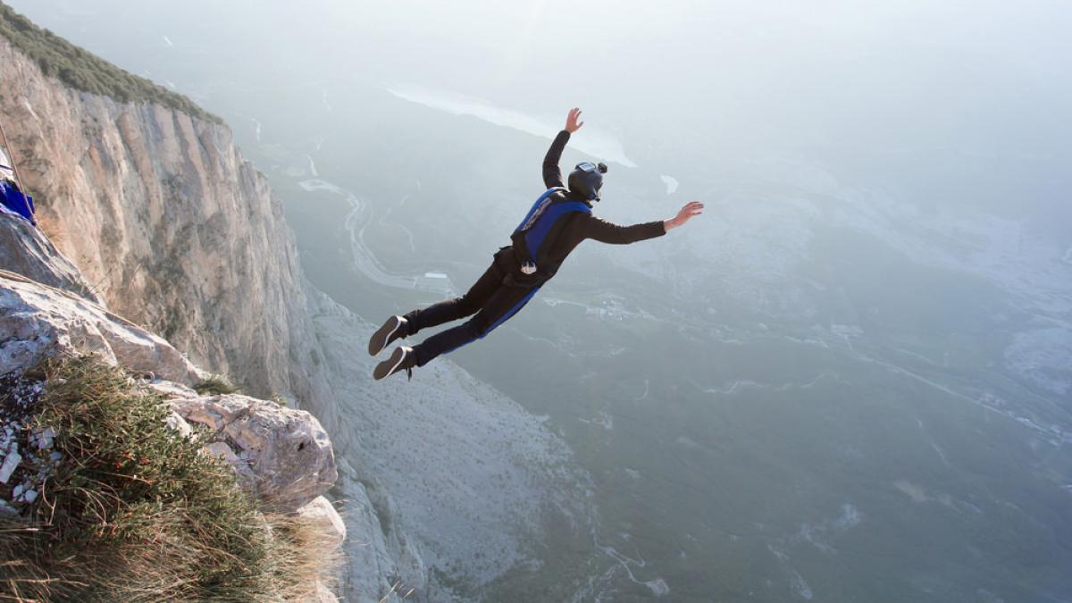 Base jumper muore sul monte Brento in Trentino: lo schianto mentre l'amico lo stava filmando