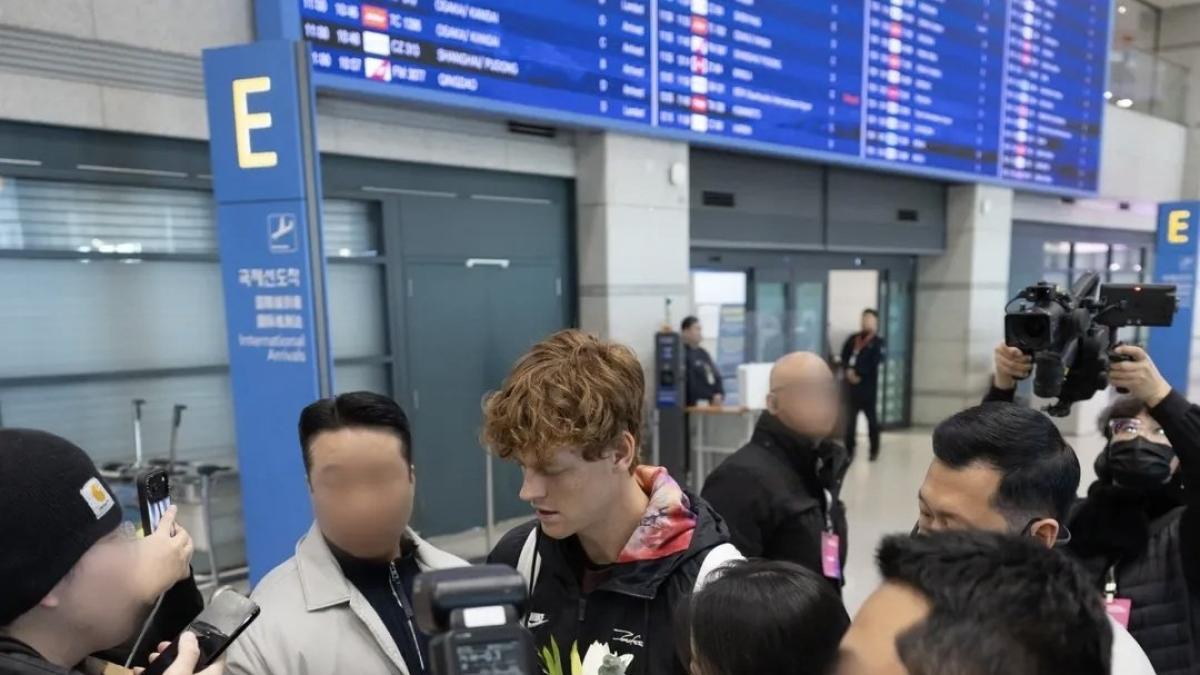 Sinner sbarcato in Corea: accoglienza da star in aeroporto a Seul