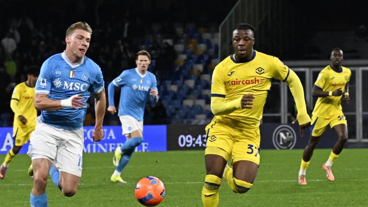 L'arbitro Marchetti convalida, ma il Var annulla il gol di Hojlund per fallo di mano