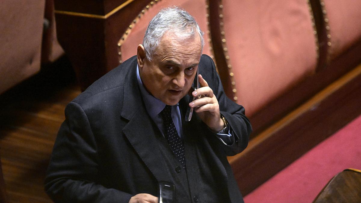 Lotito ne ha per tutti: "Arbitri? Ci mancano 9 punti. Raspadori alla Roma? Mica è Maradona"