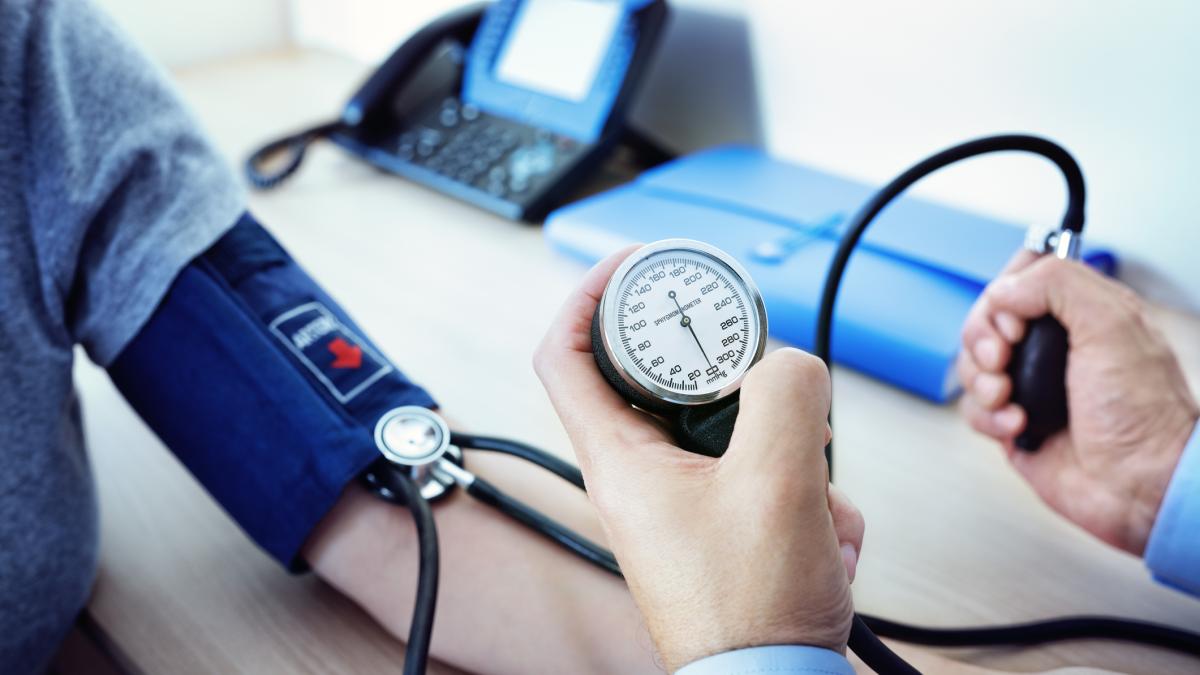 C'è un succo che abbassa la pressione se bevuto due volte al giorno: lo studio