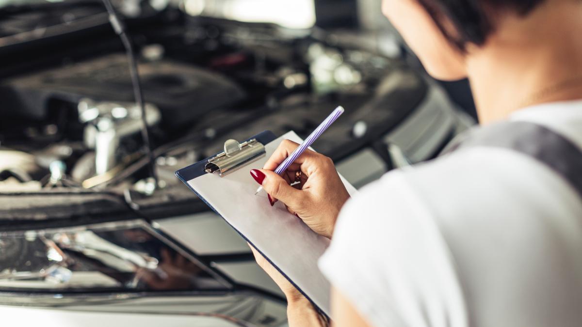 Revisione auto scaduta: cosa si rischia davvero e cosa succede con l’assicurazione