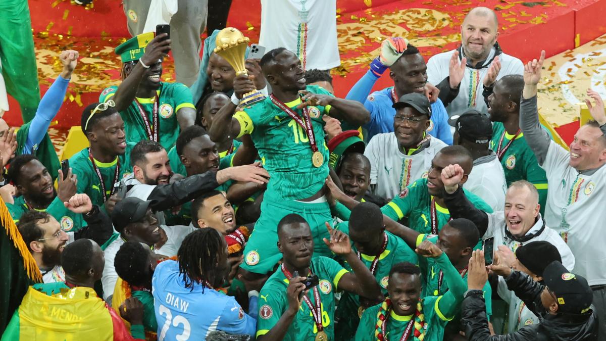 Caos in finale di Coppa d'Africa, le conseguenze: 5 giornate al ct del Senegal, le altre sanzioni