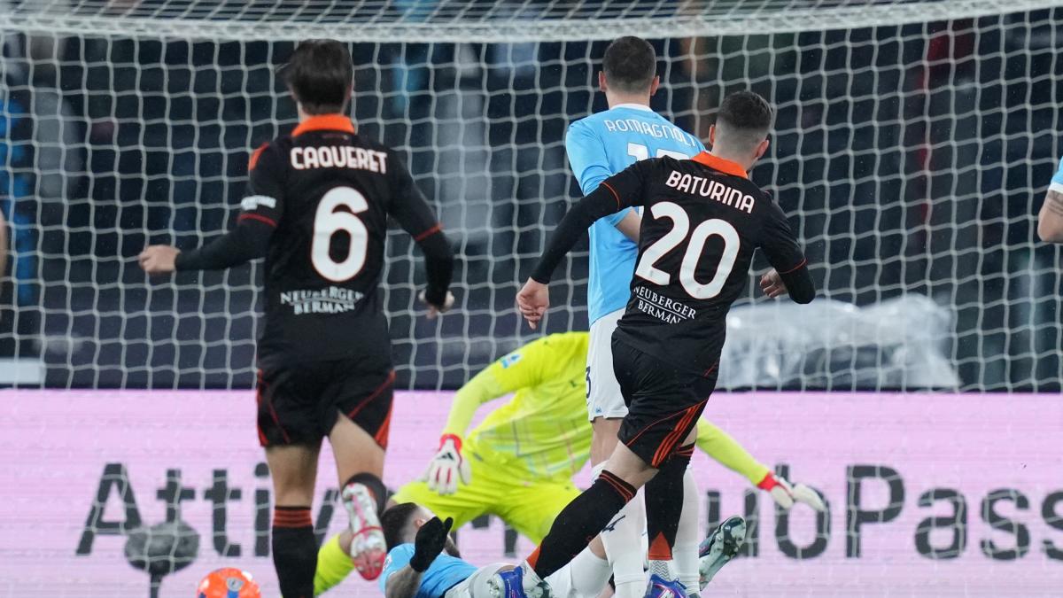 Como: 24 passaggi di fila e gol di Baturina. Lazio sotto senza aver toccato palla...