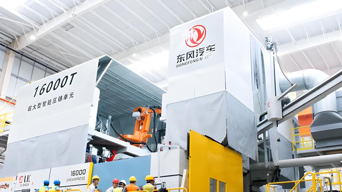 La pressa per auto più potente del mondo è a Wuhan in Cina