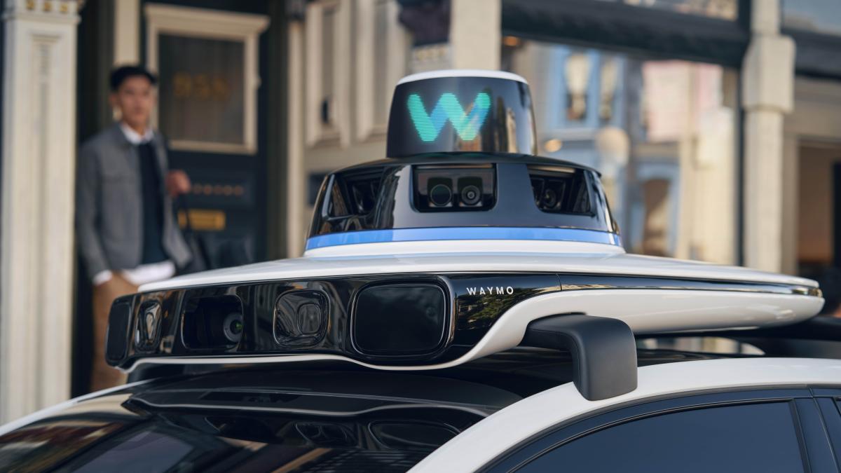 I robotaxi Waymo hanno un grosso problema con gli scuolabus