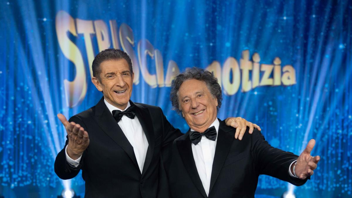 Striscia la notizia, oggi Gerry Scotti e Lorella Cuccarini e il tapiro a Checco Zalone