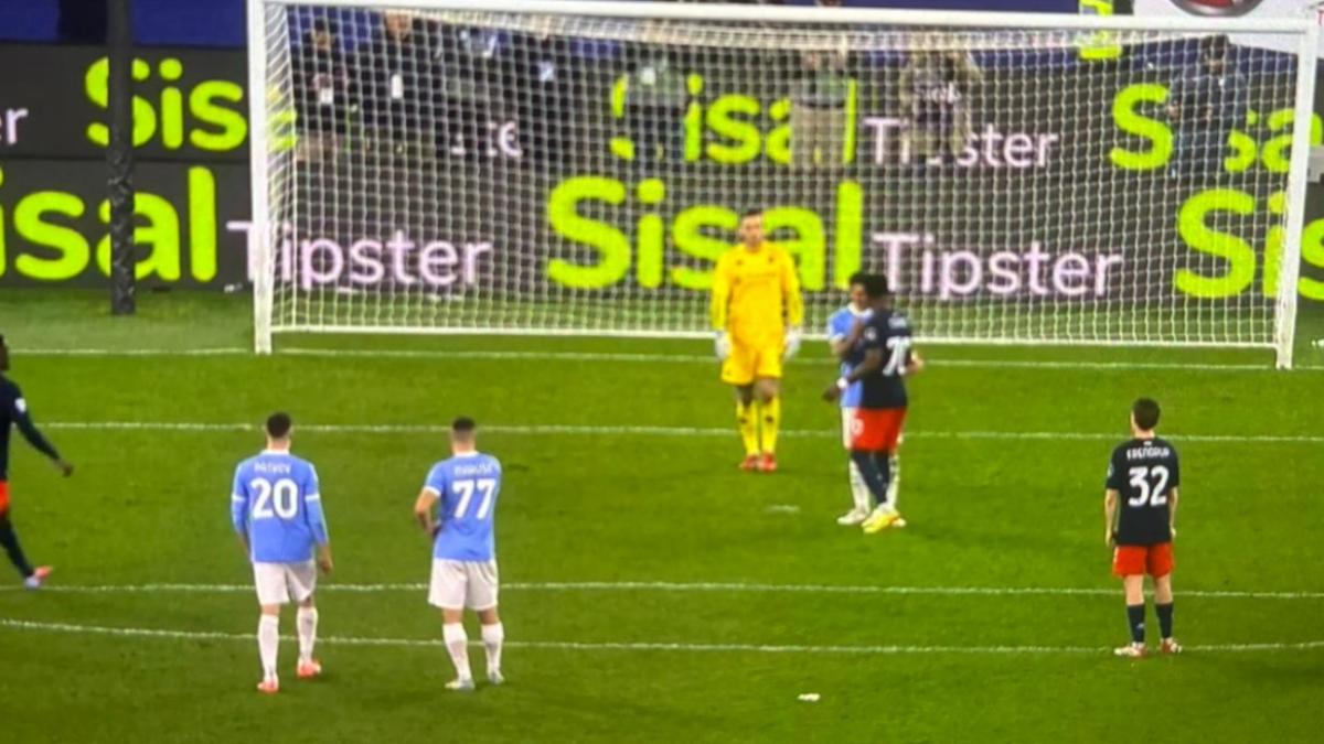 Cornet come Pavlovic a S. Siro: scava la buca sul rigore, ma Cataldi se ne accorge, segna e...