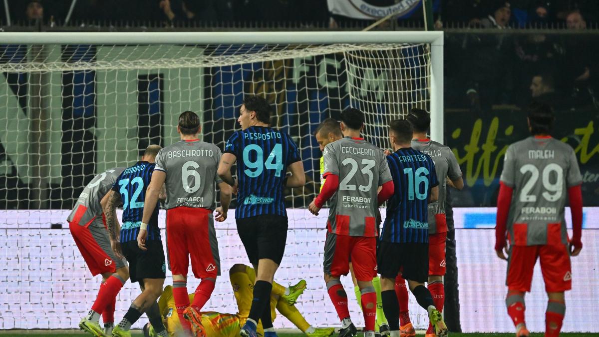 petardo su audero il teppista piantonato in ospedale e l inter club san marino lo espelle