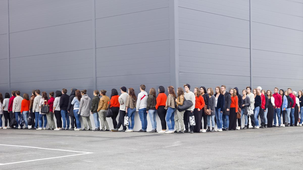 Perché pagare di più e fare la fila ci fa sentire che vale la pena