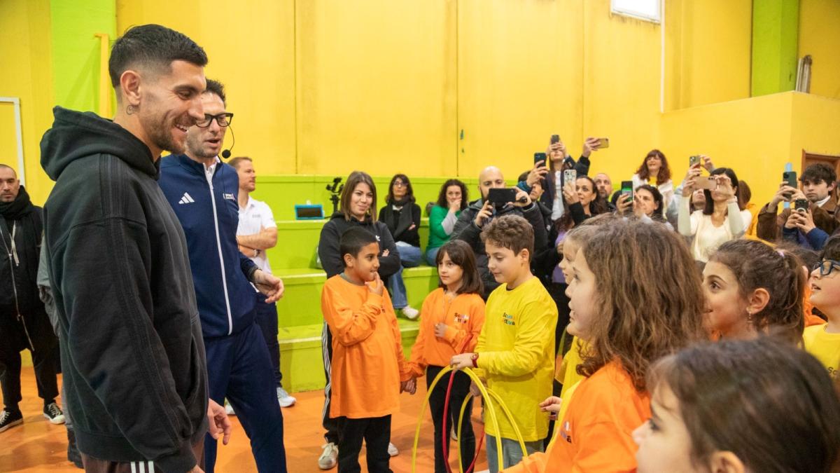 Roma, capitan Pellegrini agli scolari: "Il mio gol più bello? Quello del 3-0 nel derby"