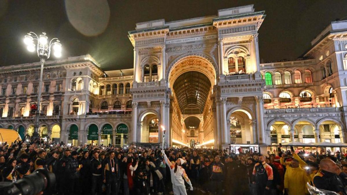 Milano si accende: la Fiamma olimpica è arrivata in piazza del Duomo