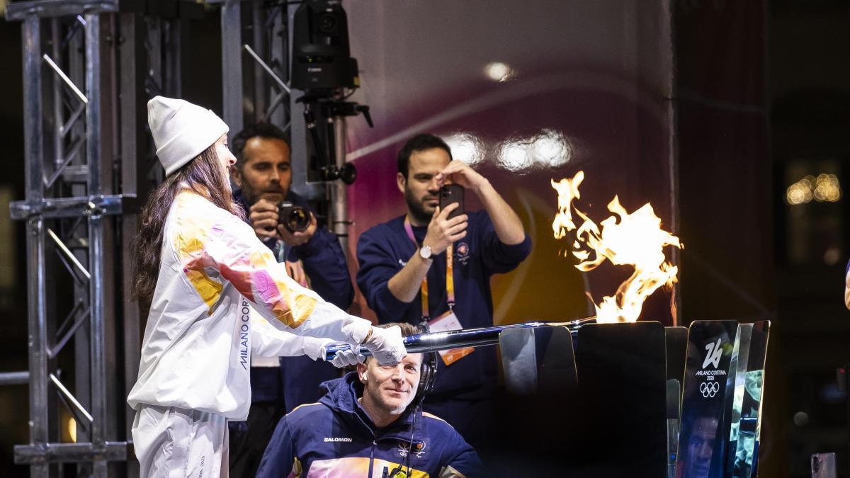 Milano si accende: la Fiamma olimpica è arrivata in piazza del Duomo