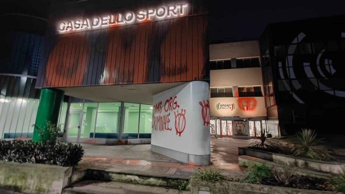Vandalizzata la "Casa dello Sport" a Milano: imbrattate le pareti e i loghi del Comitato olimpico