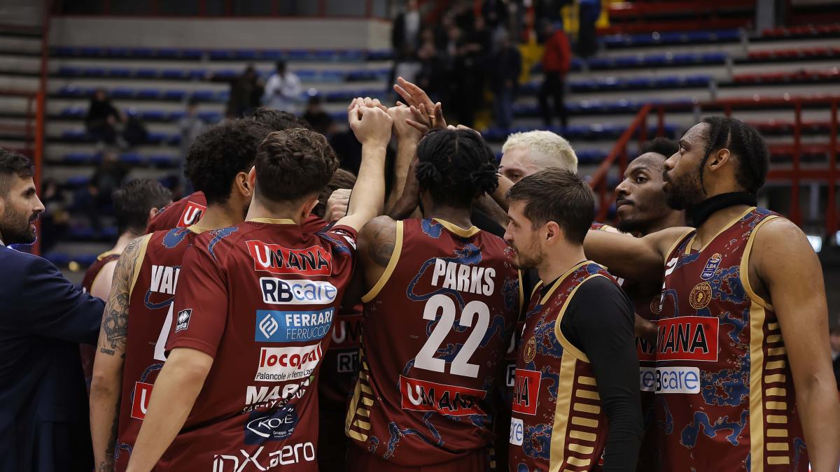 Venezia supera Napoli ed è a -4 dalla vetta. Trento vince ancora, Hubb trascina Tortona