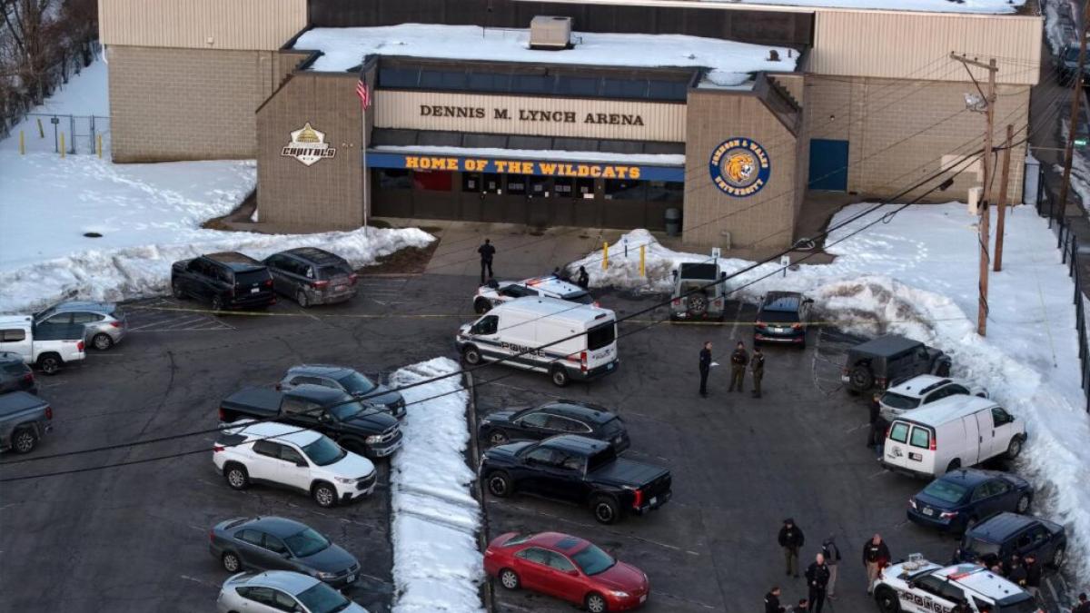 Sparatoria nel Rhode Island a una partita di hockey ghiaccio liceale: tre morti